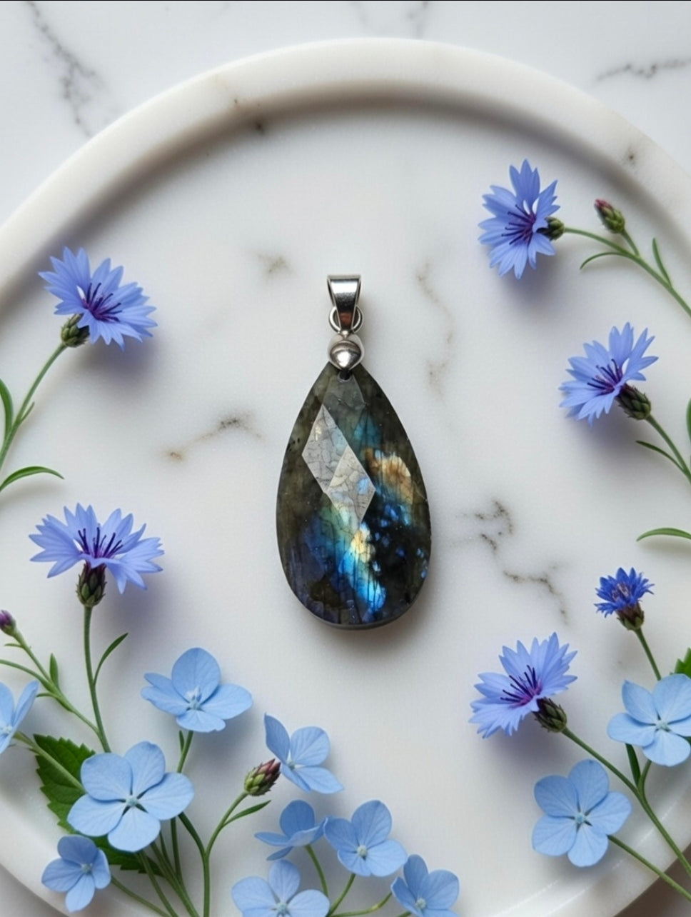 Labradorite pendant