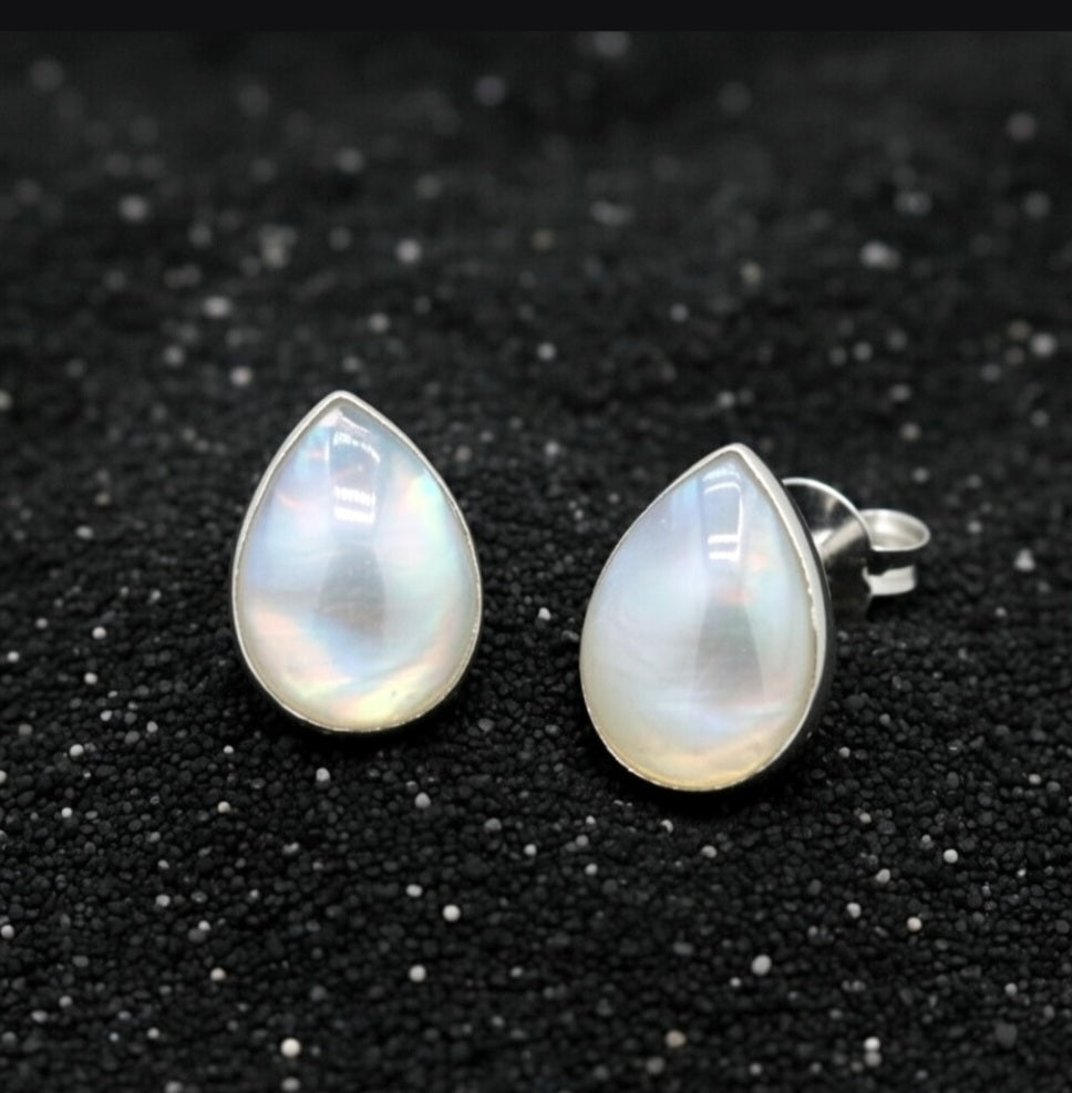 Mother-of-pearl stud earrings